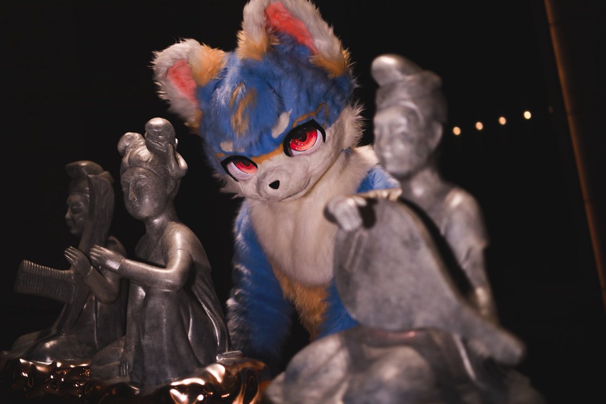 「鲜活的肉体禁锢不住炙热的灵魂」
🥩：妄欢
📷：苏年
#FursuitFriday