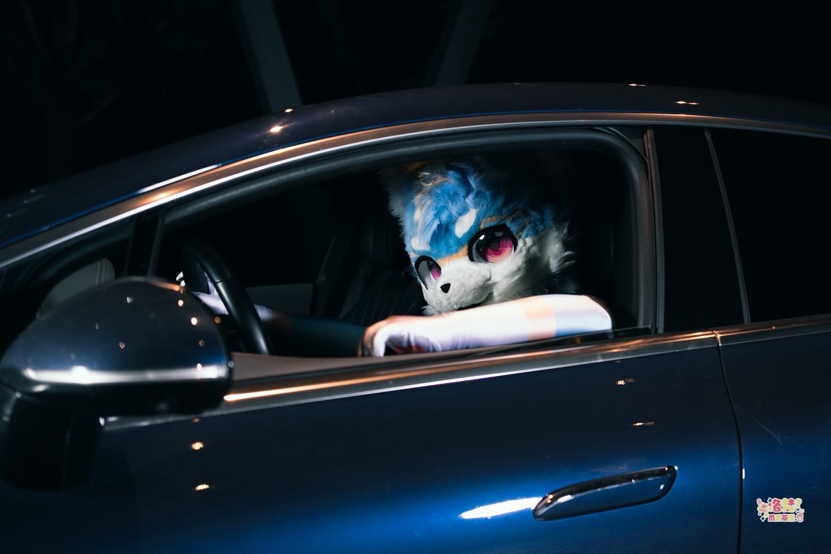 「按下 F 乘坐载具」
📷：@Luofan810 
#Fursuit #FursuitFriday #furry #fursuiter