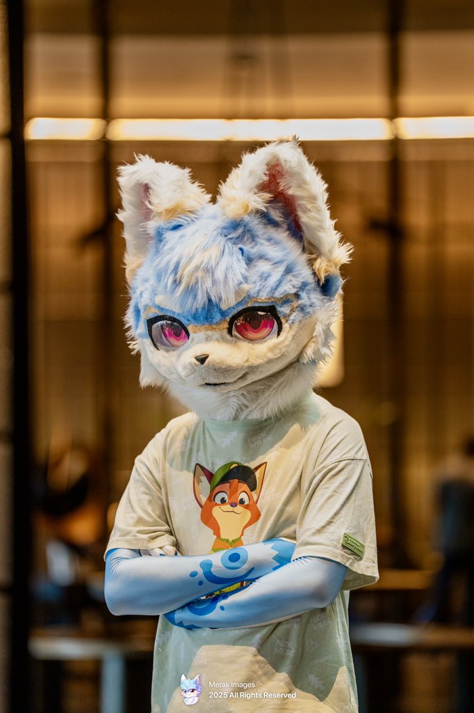 #FursuitFriday
很酷，不說話
但是不給糖就搗蛋🎃
🥩：@FurryPorridge 
🪄：我自己✌🏻
#Fursuit #Furry