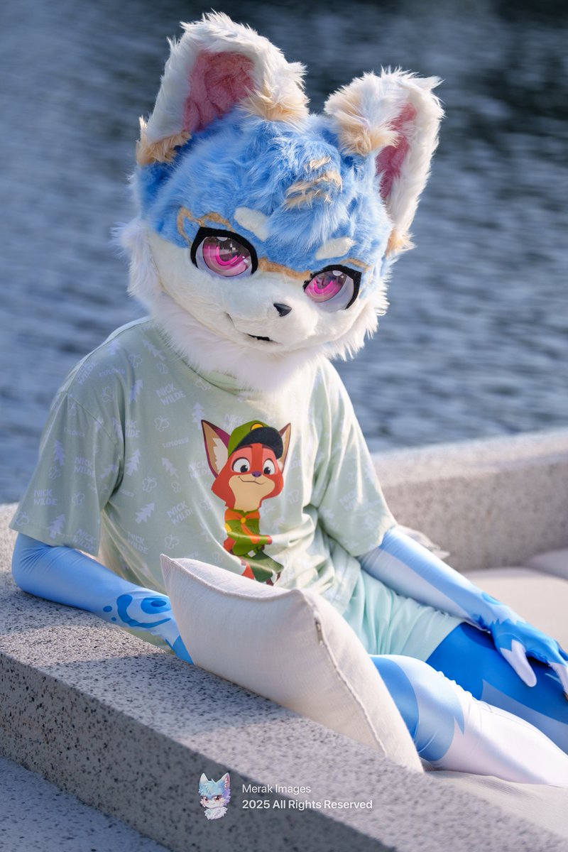 #FursuitFriday
「看着我的眼睛，为什么要哭泣」
🥩：@稀饭 
🪄：我自己