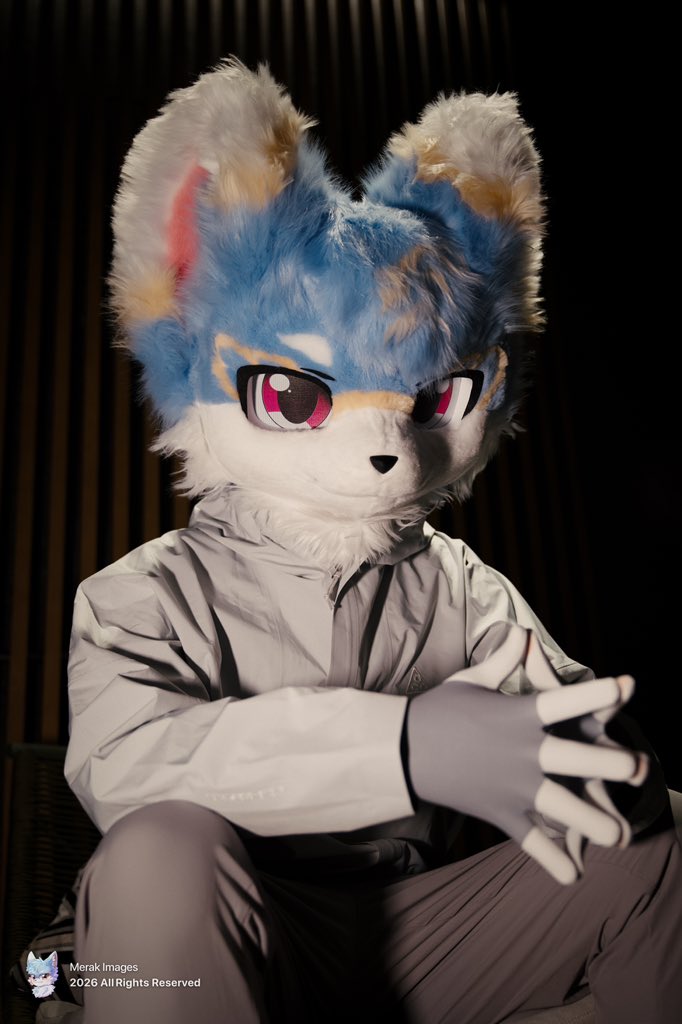 「我无心与你一较高下」
🥩：@FurryPorridge 
#FursuitFriday