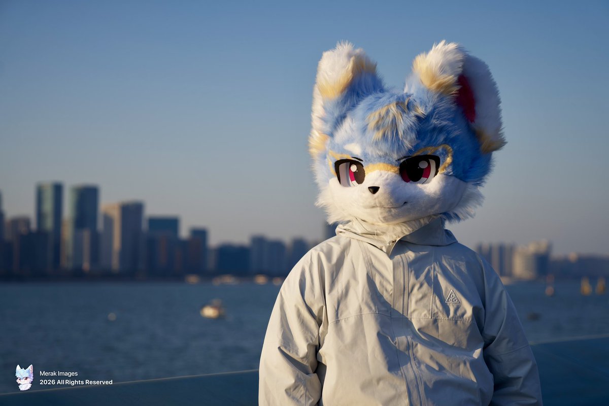 「 这一生志愿只要平凡快乐
谁说这样不伟大呢 」
📷：@syZPI70Mxw10059 
#FursuitFriday