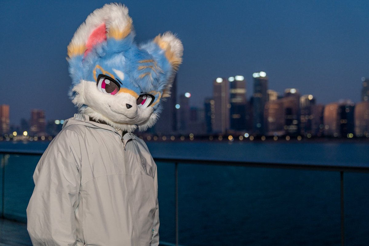 我就是在吸引你的目光 你舍得移开么？
📷：@syZPI70Mxw10059 
#FursuitFriday