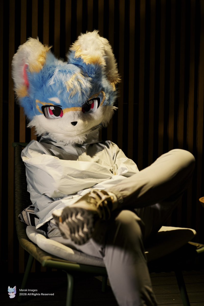 「我就是我自己的神，在我活的地方」
🥩：@FurryPorridge 
#FursuitFriday #Furry