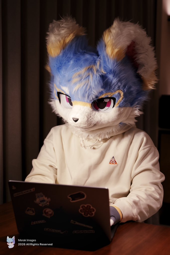 “返图真的在修了”
“什么叫你在用 Steam 修图”
📷：@FurryPorridge
#FursuitFriday